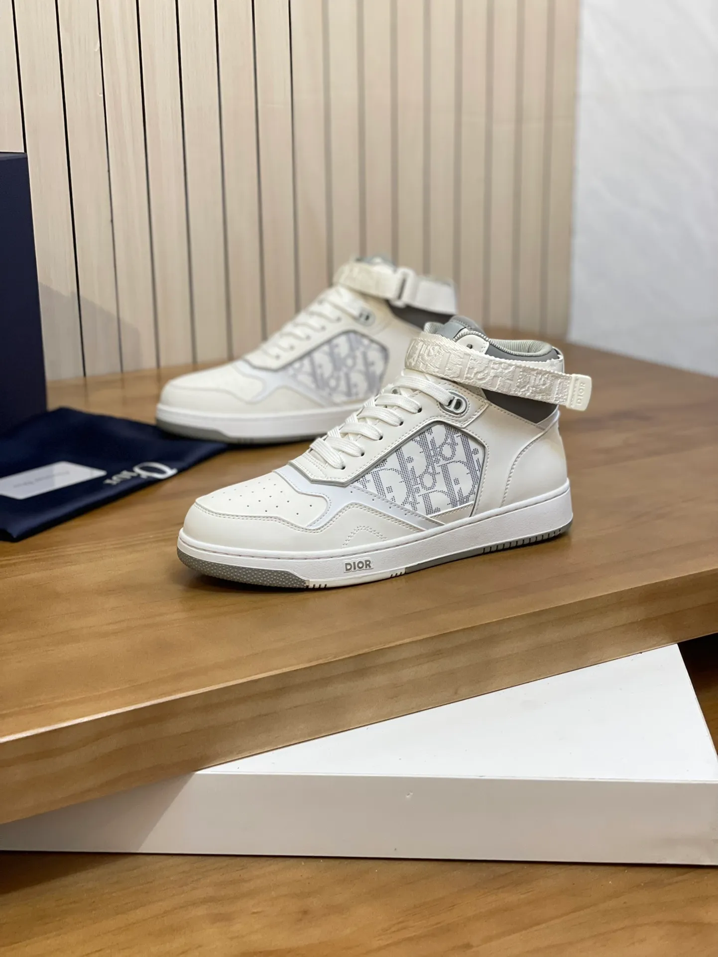 Men's shoes: 💰P460¥ Product trademark: Dior* "Dior*" high-top casual shoes Regular size: 38-44 (can be customized to 45.46) Product materials: Upper imported cowhide stitched with original fabric, breathable lining, original outsole. Number: 1006